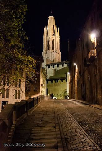 Vista Nocturna de la Iglesia de Sant Feliu